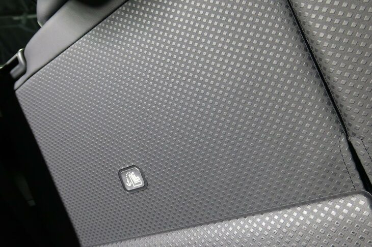 荷室の床面と後席のシートバックには、汚れを簡単に拭き取れる素材が用いられている。