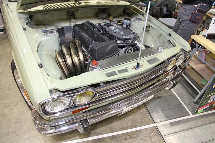 こちらもエンジンスワップ。型式名510こと3代目「ダットサン・ブルーバード」に「アコード」や「オデッセイ」用のホンダK24を搭載。とぐろを巻いたようなタコ足がスゴイ。