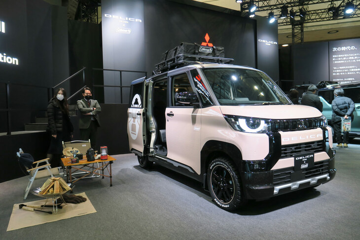 アウトドアブランド「コールマン」とのコラボレーションモデルである「デリカミニ × Coleman」。車体色にはコールマンのアイテムにも用いられるベージュが使われている。