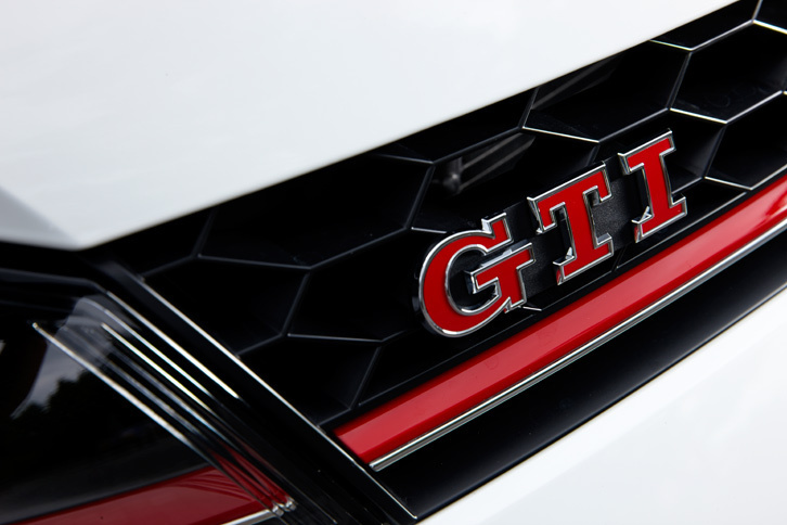 ディテールを見ると赤い「GTI」バッジも「クラブスポーツ」の専用装備（通常モデルはシルバー）。ハニカムグリルには、光沢のある塗装が用いられている。