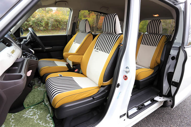 試乗車として用意された「フリード モデューロX」の1台は、なんとフランス生まれのキャラクター「バーバパパ」仕様。マスタードイエローを基調とした車内には、アイボリー×ブラックのストライプ入りシートカバーを装着。アクセントとしてキャラクターのイラストもあしらわれており、子供だけでなく女性にも人気だった。