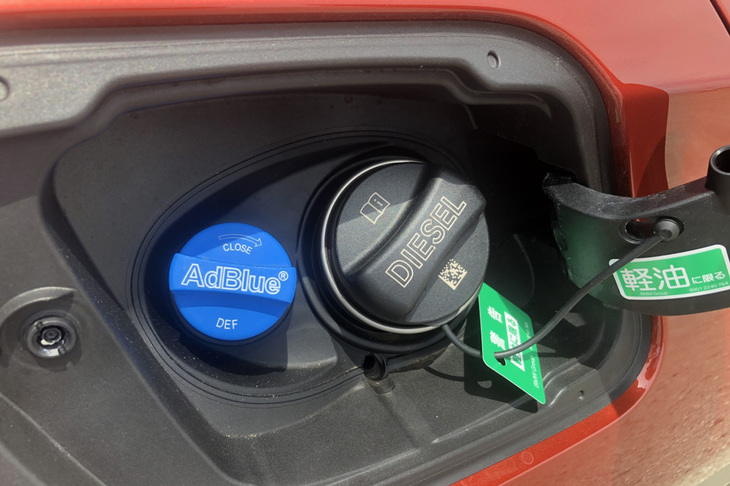 「20d」はディーゼルなので、燃料は当然軽油。燃費値はWLTCモードで14.5km/リッターと発表されている。給油口の左に見える青いキャップは、排ガスを浄化するためのAdBlue（アドブルー）の投入口。