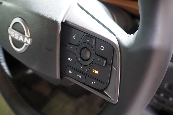 日産ルークス ハイウェイスター（ステアリング右スイッチ）