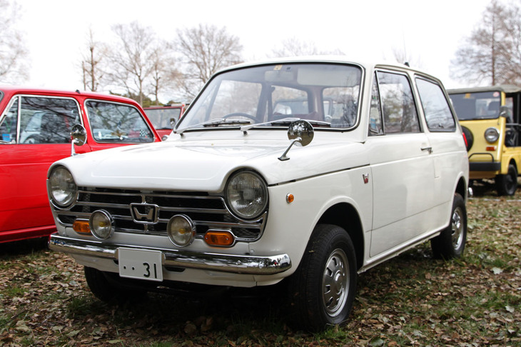 1967年に登場したホンダ初の軽乗用車にして初の量産乗用車である「N360」。「速い、広い、安い」と三拍子そろった画期的なモデルで、軽乗用車としては最後発ながら市場の図式を一気に塗り替えた。この個体は“NI（エヌワン）”と俗称される初期型の基本モデルで、フォグランプは純正オプション。