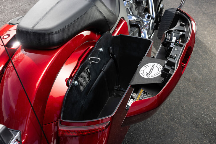 サイドバックの容量は左右合わせて68リッター。トップケースを備えた「ロードマスター」は計140リッターの収納を持つことになる。いずれもリモートロック機能付きだ。