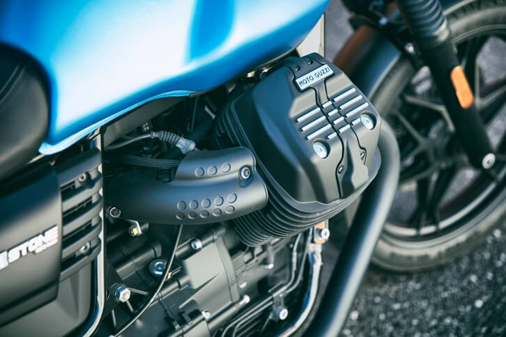 エンジンは縦置きのV型2気筒という非常にユニークなもの。「V7 III」のものは、これまでのエンジンから80×74mmというボア×ストロークは受け継ぎつつ、アルミニウム製のヘッドやピストン、シリンダーを新開発。約10％の出力向上を実現している。