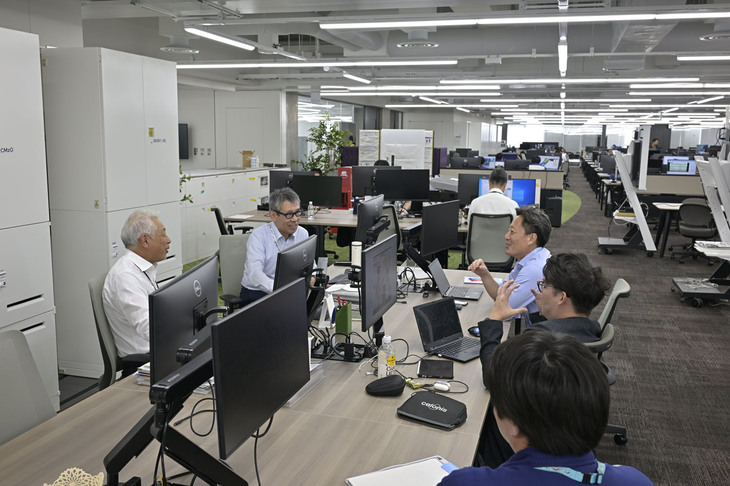 執務エリアはすべてフリーアドレス。ホンダではないが、スバルにも年齢や職位にとらわれずワイワイガヤガヤとクルマの開発を進める雰囲気が感じられた。