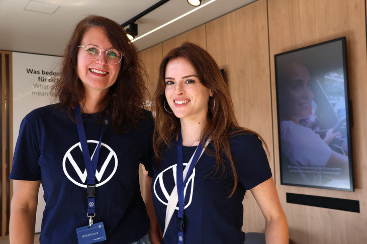 VWブランドの市内パビリオンにて。人材募集のコーナーのスタッフ。