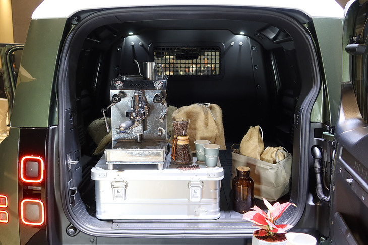 ディフェンダー110ハードトップX-DYNAMIC SE D350（荷室の様子）