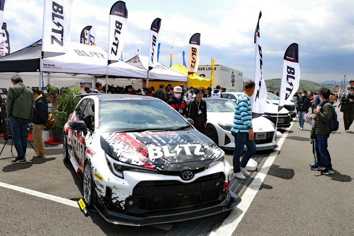 「モーターファンフェスタ2023」の会場より、チューニングショップや用品メーカーの展示エリアの様子。