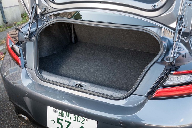 後席の背もたれを倒すと交換用タイヤが4本詰めるというトランクルームはきちんと踏襲されている。