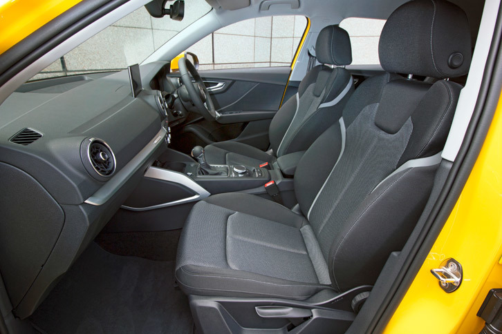 アウディQ2（フロントシート）