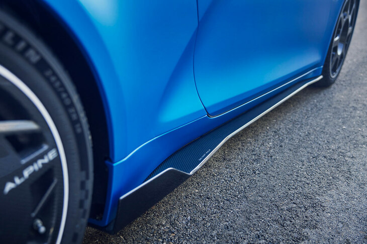 車両底部の面積を増やし、床下を流れる空気を整えるサイドスカート。後輪の直前にウイングレットを設けることで、タイヤに空気が当たって気流が乱れることを防いでいる。
