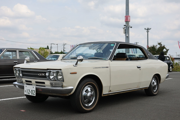 1970年「日産ローレル ハードトップ2000GX」（KPC30）。もともと日産で設計されていたが、日産とプリンスの合併により、急きょプリンス設計のG型エンジンを積んで村山工場で生産されることになった初代ローレル。その初代ローレルに途中から加えられた日産初となる2ドアハードトップのトップグレード。