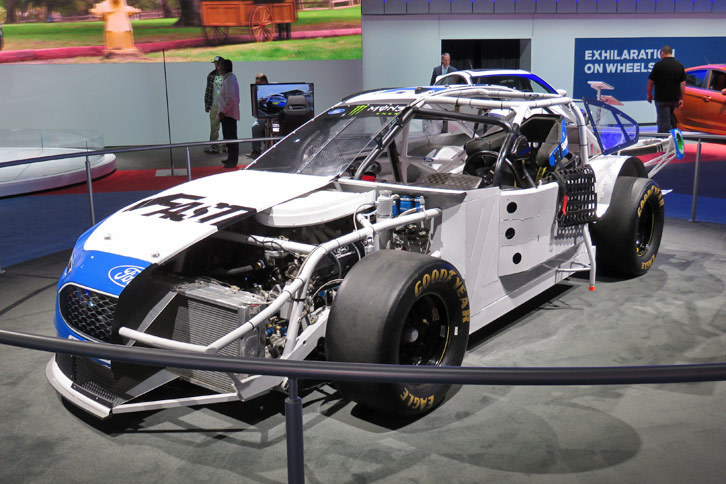 「フォード・フュージョン」を模したNASCARの競技車両。