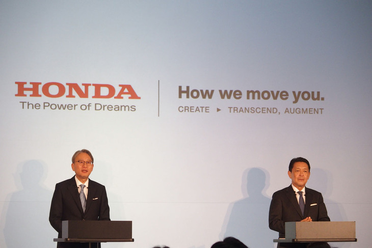 本田技研工業 取締役代表執行役社長の三部敏宏氏（写真左）と取締役代表執行役副社長の青山真二氏（写真右）。