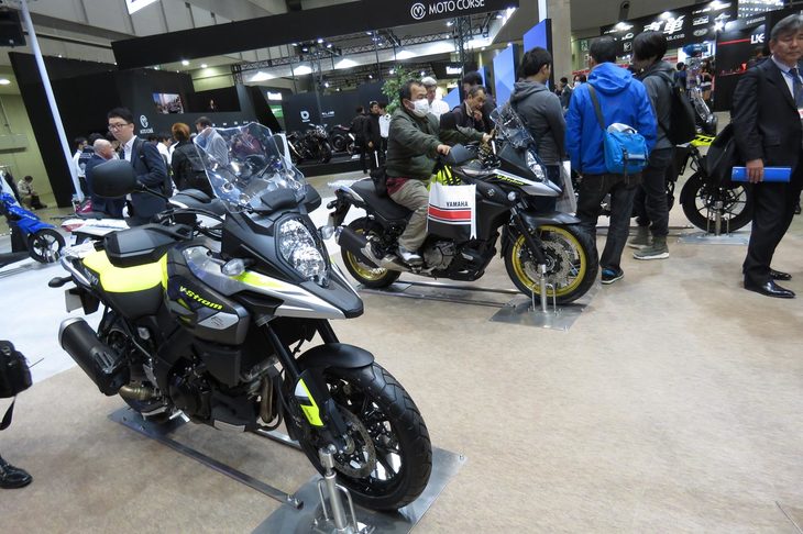 スズキVストローム1000 ABS（手前）、スズキVストローム650XT ABS（奥）