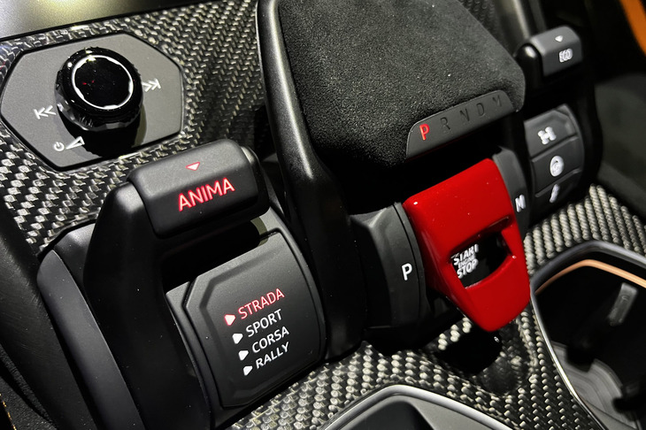 エンジンのスタータースイッチはミサイルの発射ボタン風。夜の首都高でマッハ10を出すために「ウルス ペルフォルマンテ」のドライブモードセレクター「TAMBURO」で、最強の「コルサ」モードを選択した。