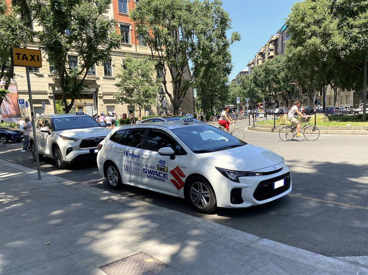 同じ場所で観察していると「スズキ・スウェイス」もやってきた。欧州における「トヨタ・カローラ ツーリングスポーツ」のOEM版である。