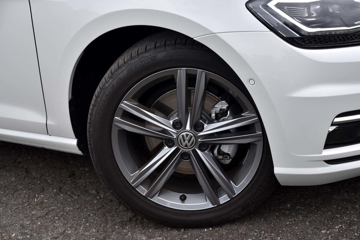 「マイスター」グレード専用デザインの10スポークホイール。ブリヂストンの「トランザT001」タイヤが組み合わされていた。