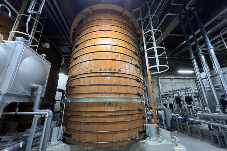 地下3階にある2つの「ヒバの大樽」。樹齢200年を超える、カナダ産のヒバの木を使ってつくられたひとつ35tの貯水量を誇る飲料水用のタンクだ。