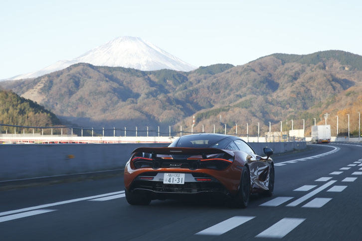 今回は、高速道路を中心に250kmほどの道のりを試乗。燃費は満タン法で7.0km/リッター、車載の燃費計で6.1km/リッターを記録した。