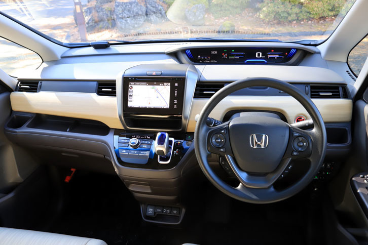 木目調のパネルを装着するなど、インテリアについては、誰もがリラックスできる空間を目指してデザインされている。