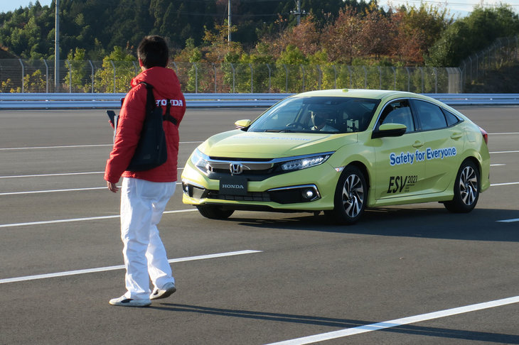 「安全・安心ネットワーク技術」のデモンストレーションの様子。