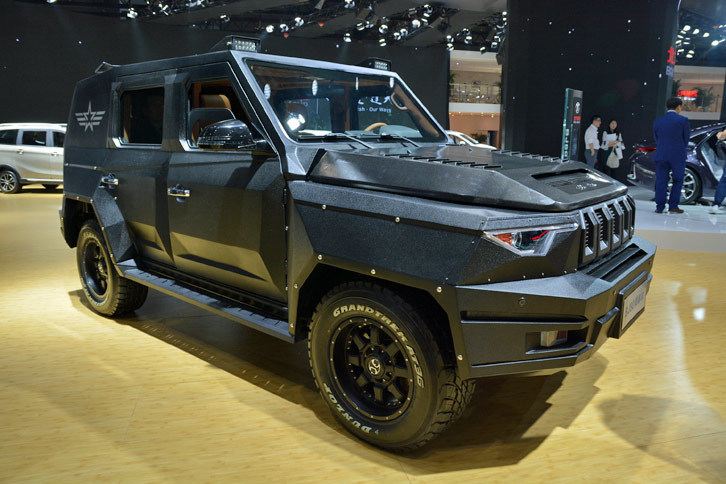 厳（いか）めしいルックスは機能のため。こちらはなんと北京自動車の防弾仕様車で、銃弾から乗員を守るため、高密度の鋼板が貼り付けられている。特注で、価格は68万元～。日本円で800万円以上する。