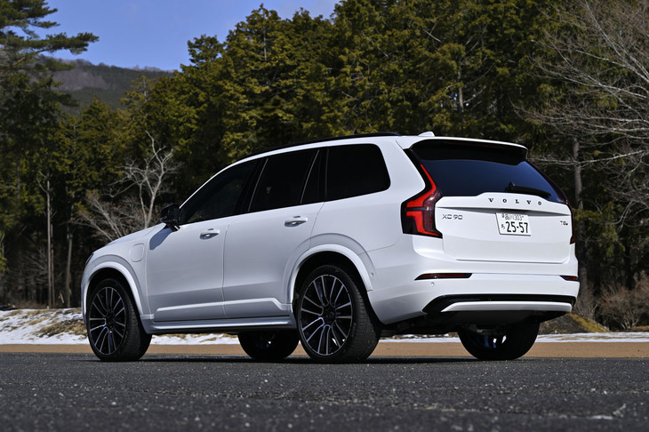 「XC90ウルトラT8 AWDプラグインハイブリッド」のリアビュー。外板色は写真の「クリスタルホワイト プレミアムメタリック」をはじめとする全6色から選択できる。