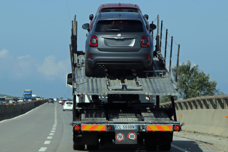 イタリアで頻繁に見かける陸送車のテールランプは……