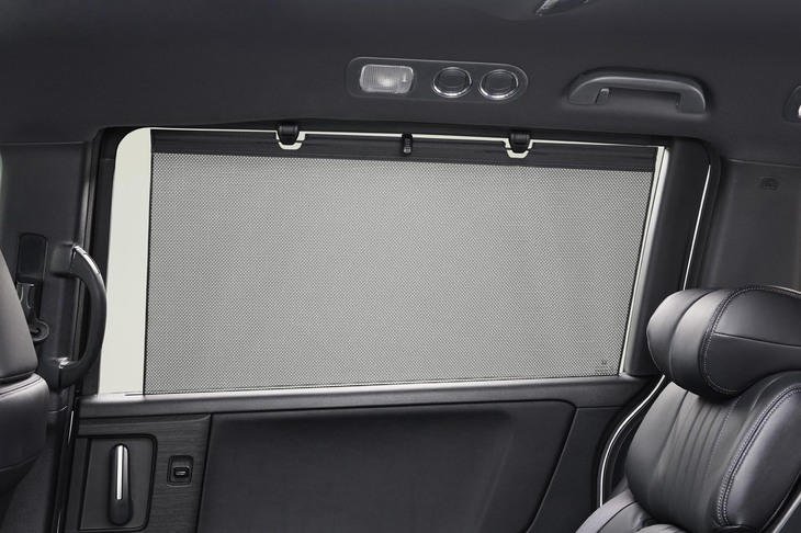 「オデッセイ」の全グレードに標準で装備された2列目シート大型ロールサンシェード。