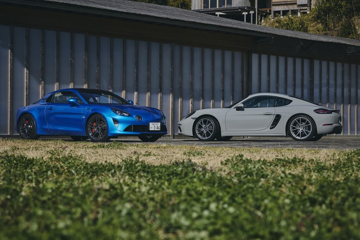 「アルピーヌA110S」（写真左）と「ポルシェ718ケイマン」（同右）。新時代のミドシップスポーツカーのパフォーマンスから、定番となるスポーツカー像とは何かを探ります。（photo：田村孝介）