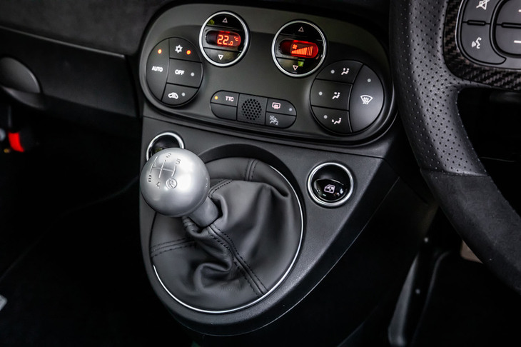 右／左ハンドル仕様とも5段MTのみの設定。シフトノブはアルミ製で、手のひらにすっぽりと収まる球形のデザインが特徴だ。