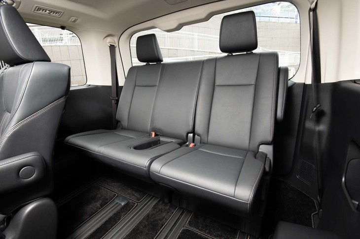 8人乗り仕様車の4列目は、チップアップ機能を持つ2人掛け。荷室を最大化する際は座面を持ち上げ前方にスライドさせる。