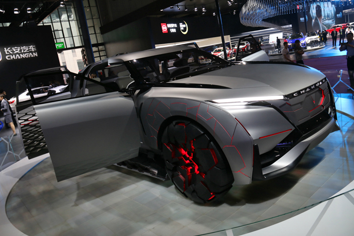 長安の「御岳コンセプト」。デザイナーに聞いたところでは、ホイールに至るまで車体に埋め込まれたLEDは、総延長300mに及ぶという。