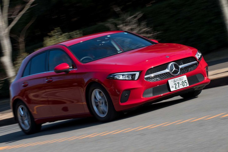 Cd値0.25という優れた空力性能に加えて、遮音材やエンジンベイへの追加バルクヘッドの採用などによって静粛性を強化。室内に伝わるノイズは、80km/h走行時で従来型よりも3dB低減している。