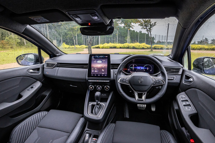 インテリアデザインもアップデートされ、全体的にすっきりとした印象になった。ダッシュボード中央の液晶パネルが7インチから9.3インチに拡大され、トリムのフィニッシュも変更されている。