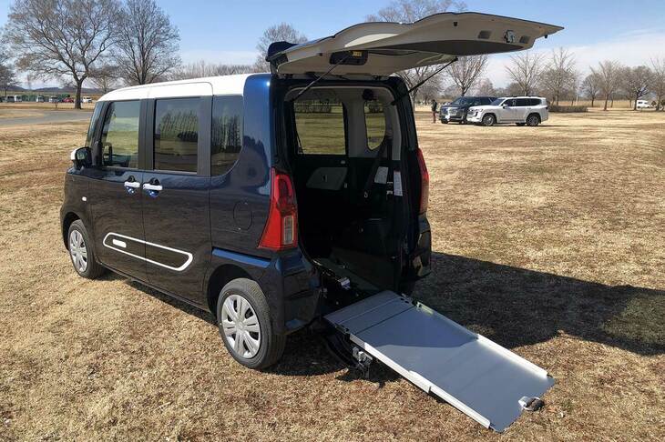 わが「タント」は、介護車両「スローパー」のノンターボモデル。標準車よりも30㎏ほど重いが、介護車両は消費税が非課税という特典もある。タントはタイヤの接地性が抜群で、背が高いのにコーナリングが超絶安定している。