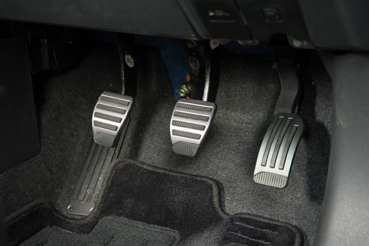 「マーチ ボレロA30」に装備される、アルミ製のABCペダルとフットレスト。