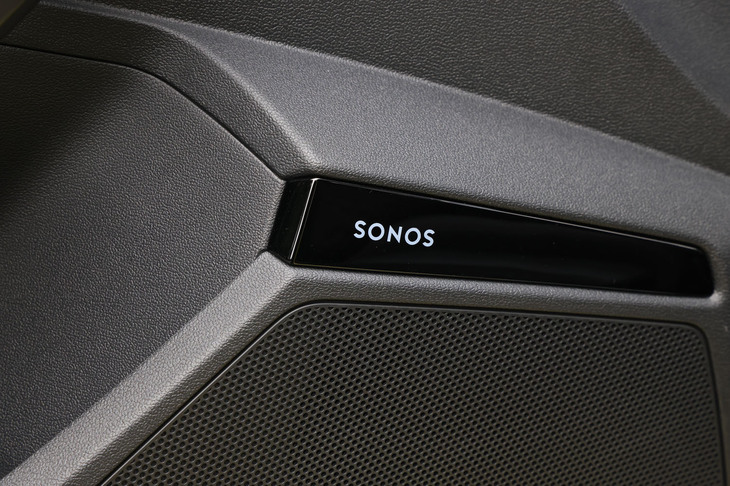 「ソノス3Dサウンドシステム」は7万円の有償オプションアイテム。センタースピーカーとサブウーファーを含む15個のスピーカー、トータル680Wの出力を誇る16チャンネルのアンプとSymphoriaテクノロジーによって、立体的な3Dサラウンドサウンドを奏でる。