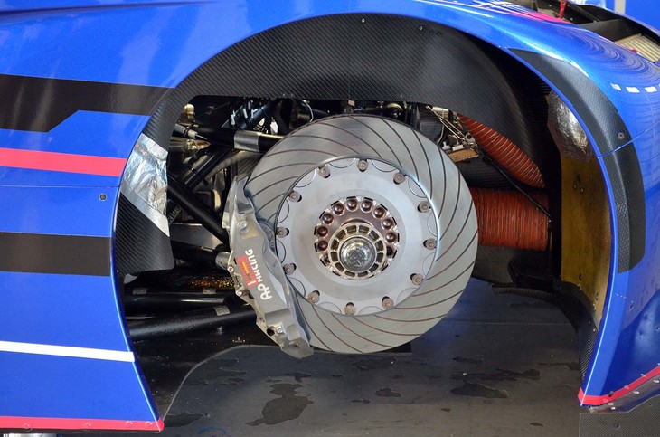 ブレーキシステムはAPレーシング製のものを継続して使用。車体のバランス向上により、よりアクティブなブレーキ操作に応えられるようになった。レース中のブレーキングポイントも観戦時の注目点となる。