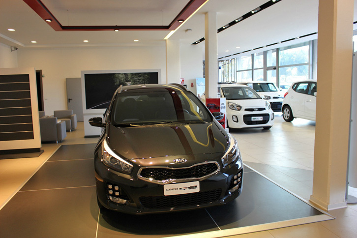同じ建物内でも、各ブランドのCIに従い、個別の内装で仕立てられる。写真はキア。同社は近年、クルマだけでなく、ショールームの什器（じゅうき）もモダンになっている。