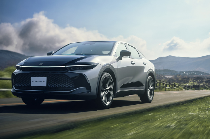 セダンをリフトアップしたかのようなスタイリングが特徴の「クラウン クロスオーバー」（実際荷室はトランク）。ボンネットをブラックで塗り分けるツートンカラーは他の3モデルでは選べない。