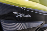 リアドア下方のカーボン製サイドスカートには、「Performante」エンブレムが添えられる。