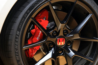 細身のスポークが目を引くスポーティーなアルミホイール。ブレーキの詳細は未発表だが、剛性感の高さとダイレクトな利きを追求しているという。