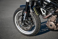 ピレリ製のブロックパターンタイヤが目を引く足まわり。フロントサスペンションにはWP製の倒立フォーク（φ43mm）が採用されている。