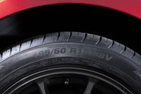 2025年6月時点でのラインナップは15～18インチまでの全30サイズ。「スズキ・スイフトスポーツ」（195/45R17）や「トヨタ・カローラ クロス」（225/50R18）をはじめ、ミニバンやコンパクトカーなどにも幅広く対応する。