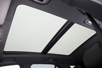 パノラミックスライディングルーフはオプションとして用意される。ルーフオープン時に雨が降り出すと、自動的にクローズする。