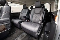 8人乗り仕様車の3列目には手動調節式のキャプテンシートが採用されている。さらに後方の4列目には、左右シート間をウオークスルーしてアクセスする。